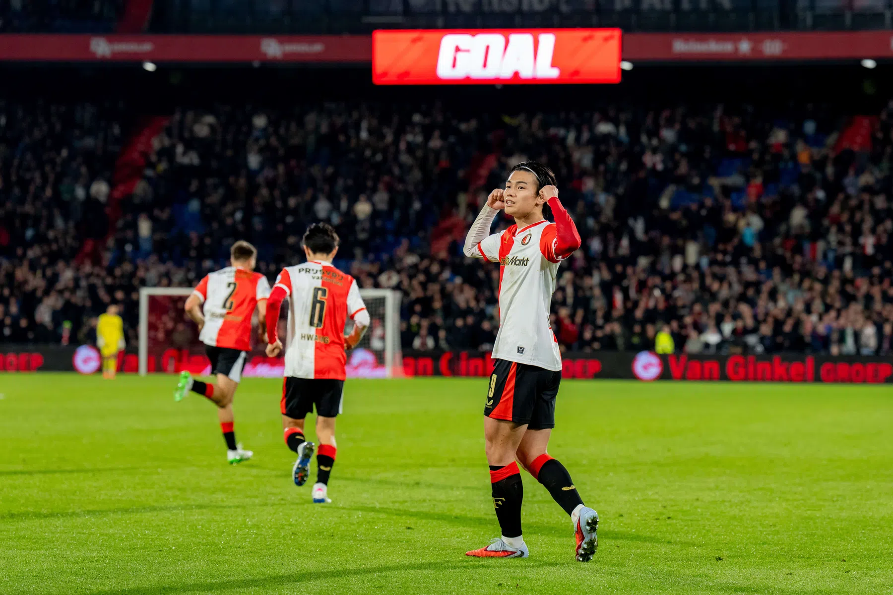 Van Persie streng voor Ueda: 'Een scherpe Ayase maakt er vandaag vijf'