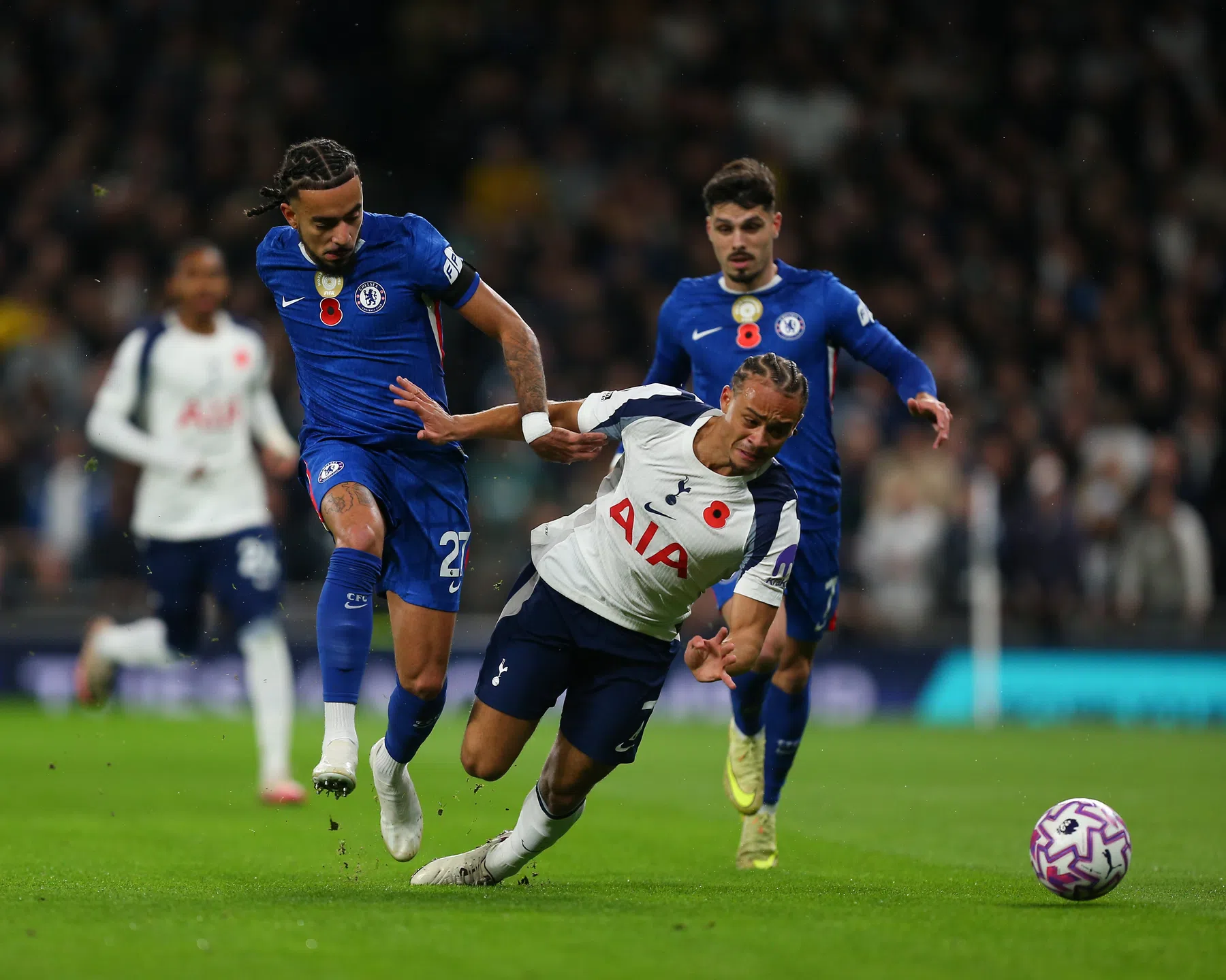 Simons en Van de Ven beleven pijnlijke avond bij Spurs