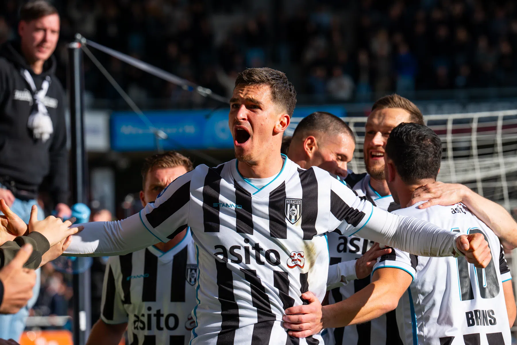 Heracles laat tegen PEC ongekende opleving zien met acht goals
