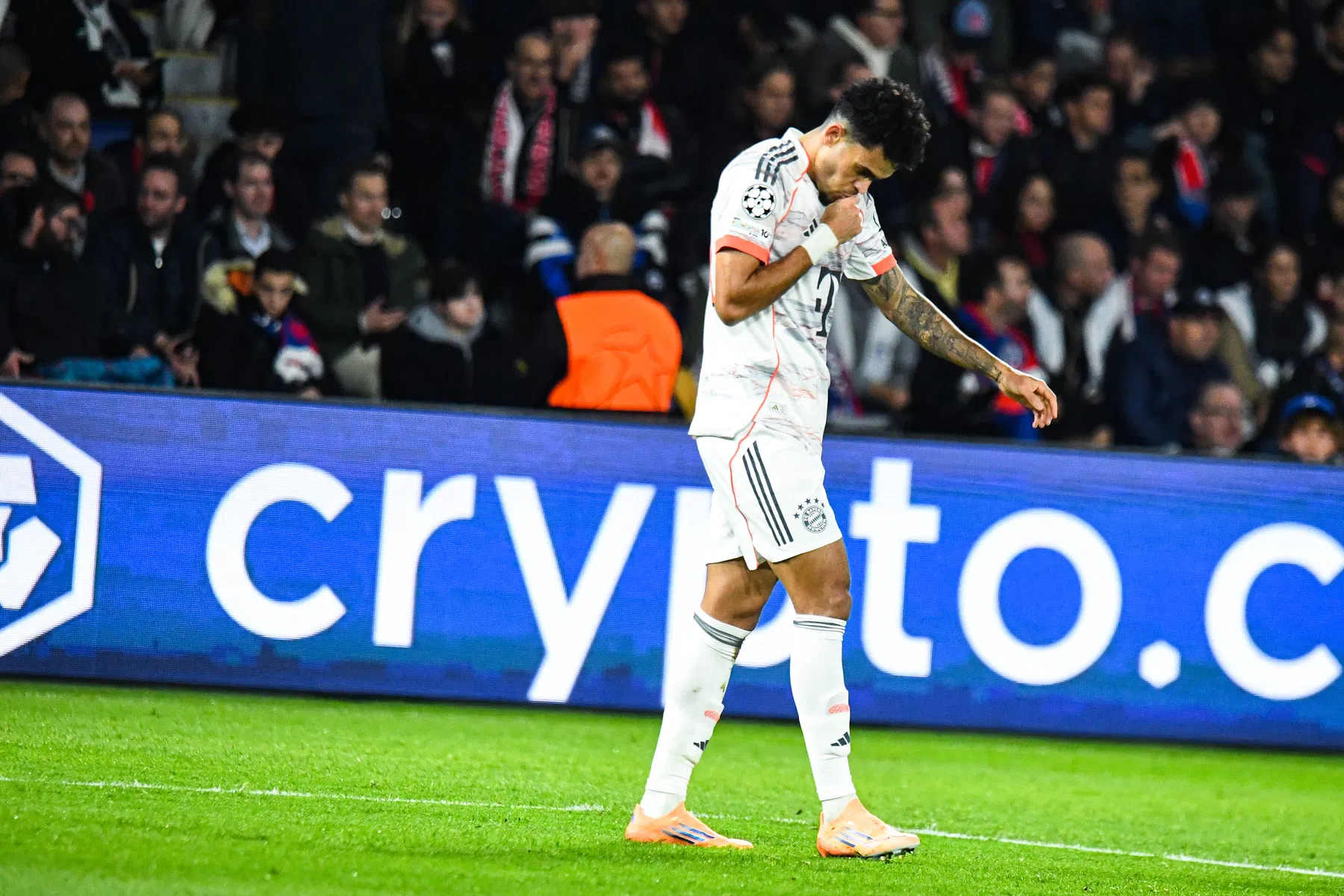 Bayern wint bij PSG na hoofdrol met twee gezichten voor Díaz