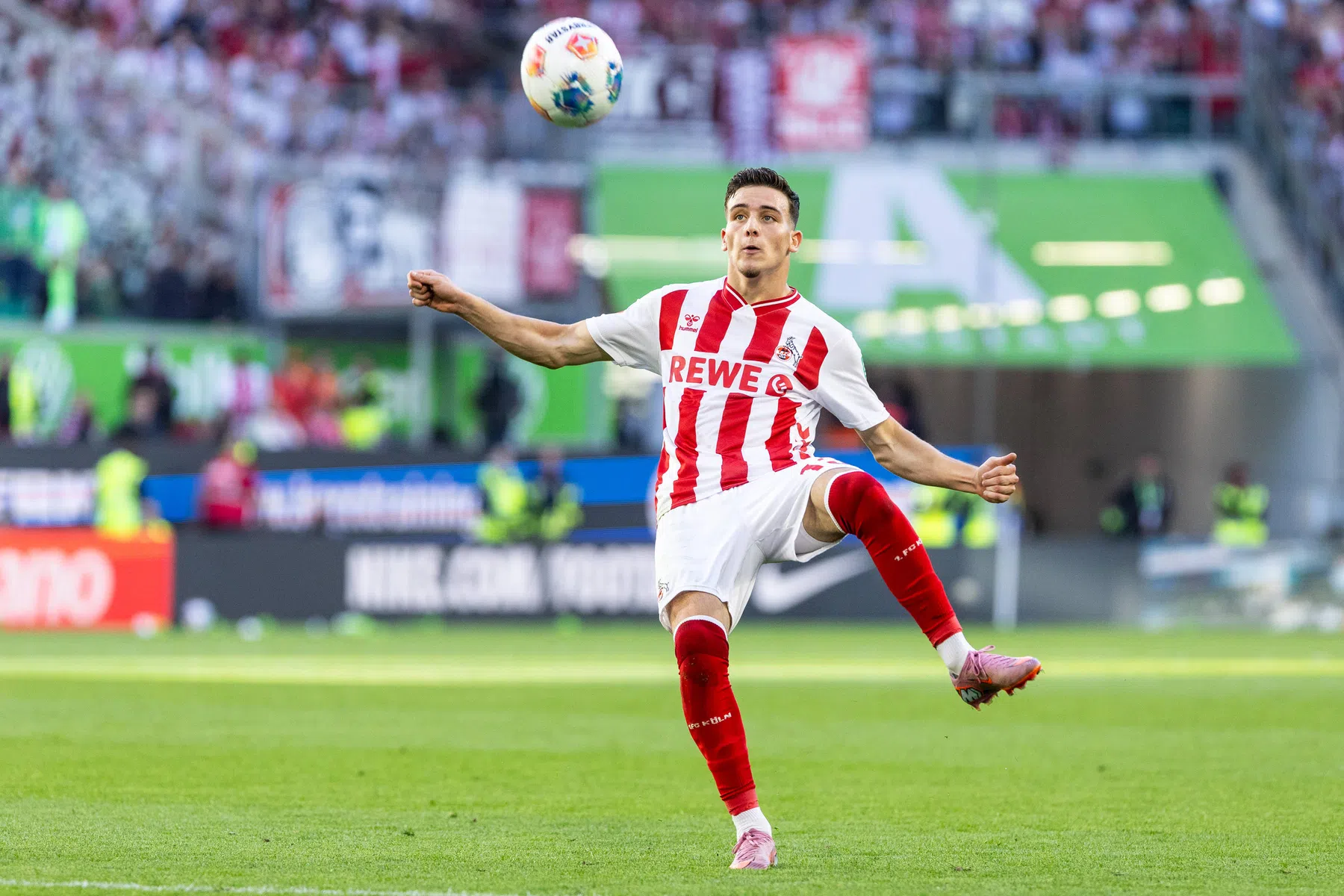 De 'straatvoetballer met goddelijke gaven' die Duitsland betovert
