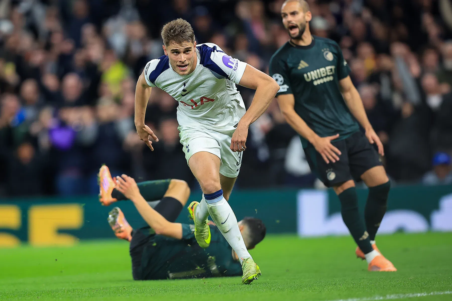 Van de Ven reageert op wereldgoal: 'Ik was vroeger een spits'