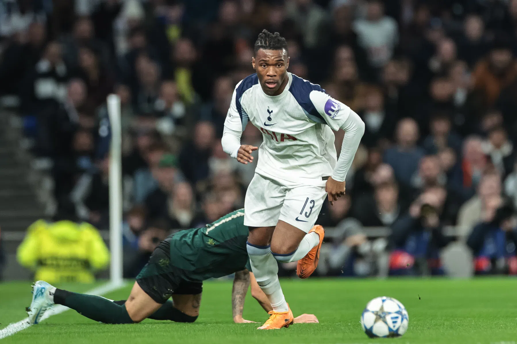 Tottenham-verdediger Udogie bedreigd met vuurwapen door zaakwaarnemer