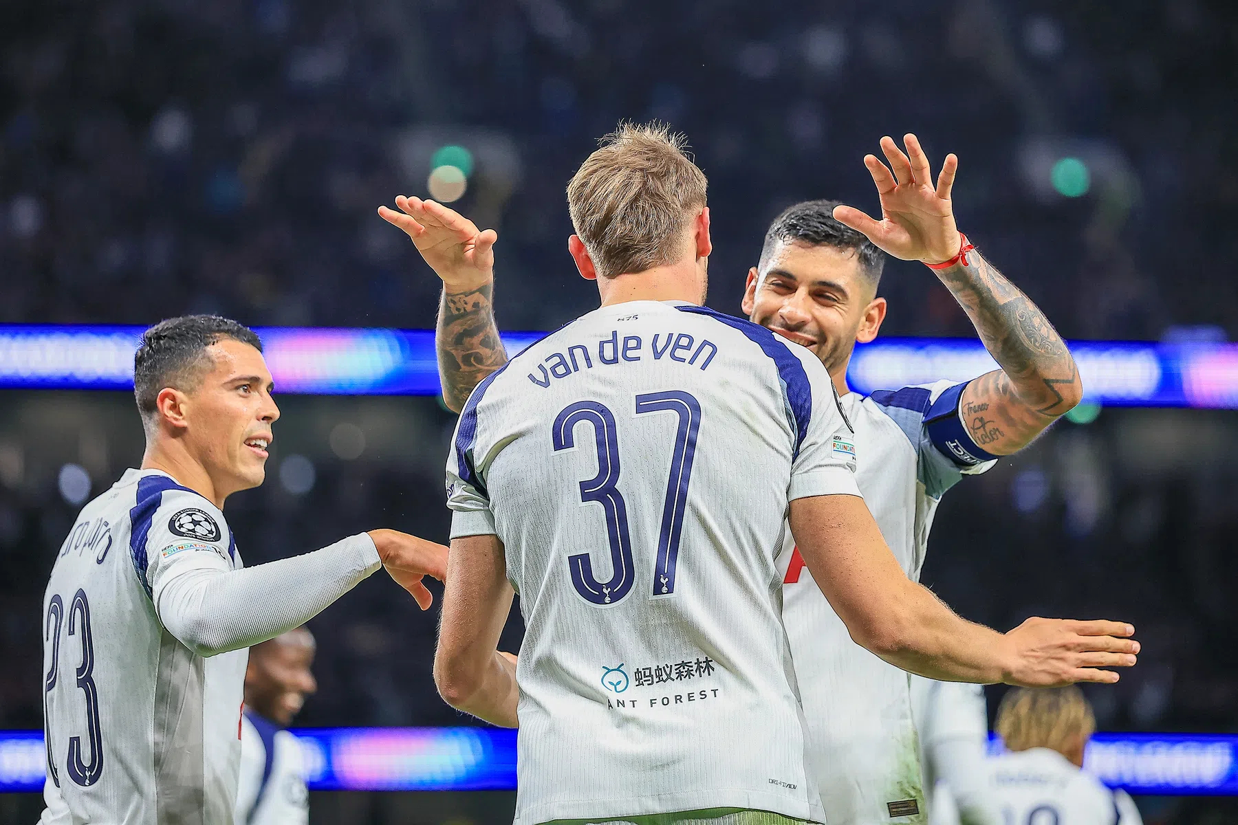Van de Ven troeft Vinicius en Leao af met langste CL-solo ooit gemeten