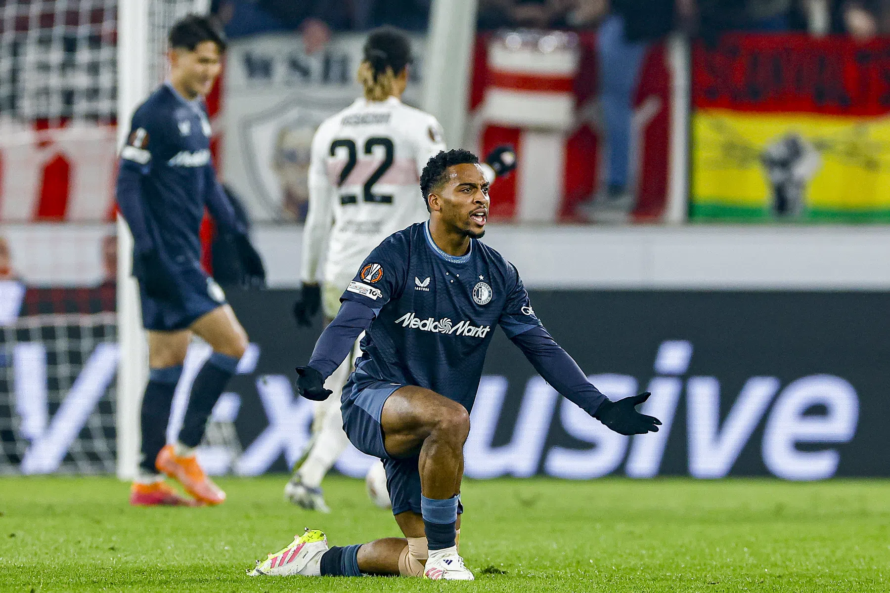 Gehavend Feyenoord doet zichzelf tekort na pijnlijk slot in Stuttgart