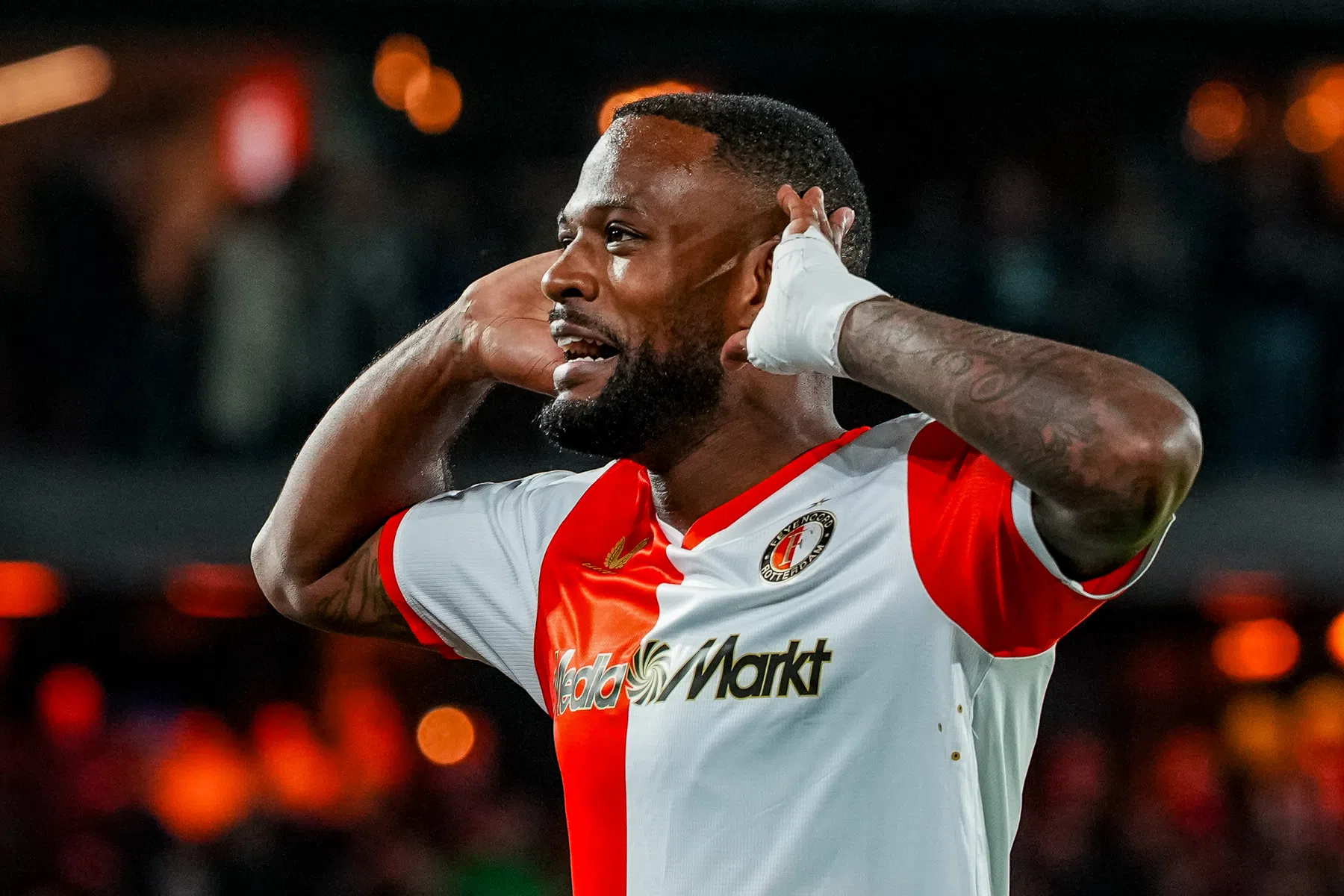 Van Persie kiest voor Larin en Borges tegen Stuttgart