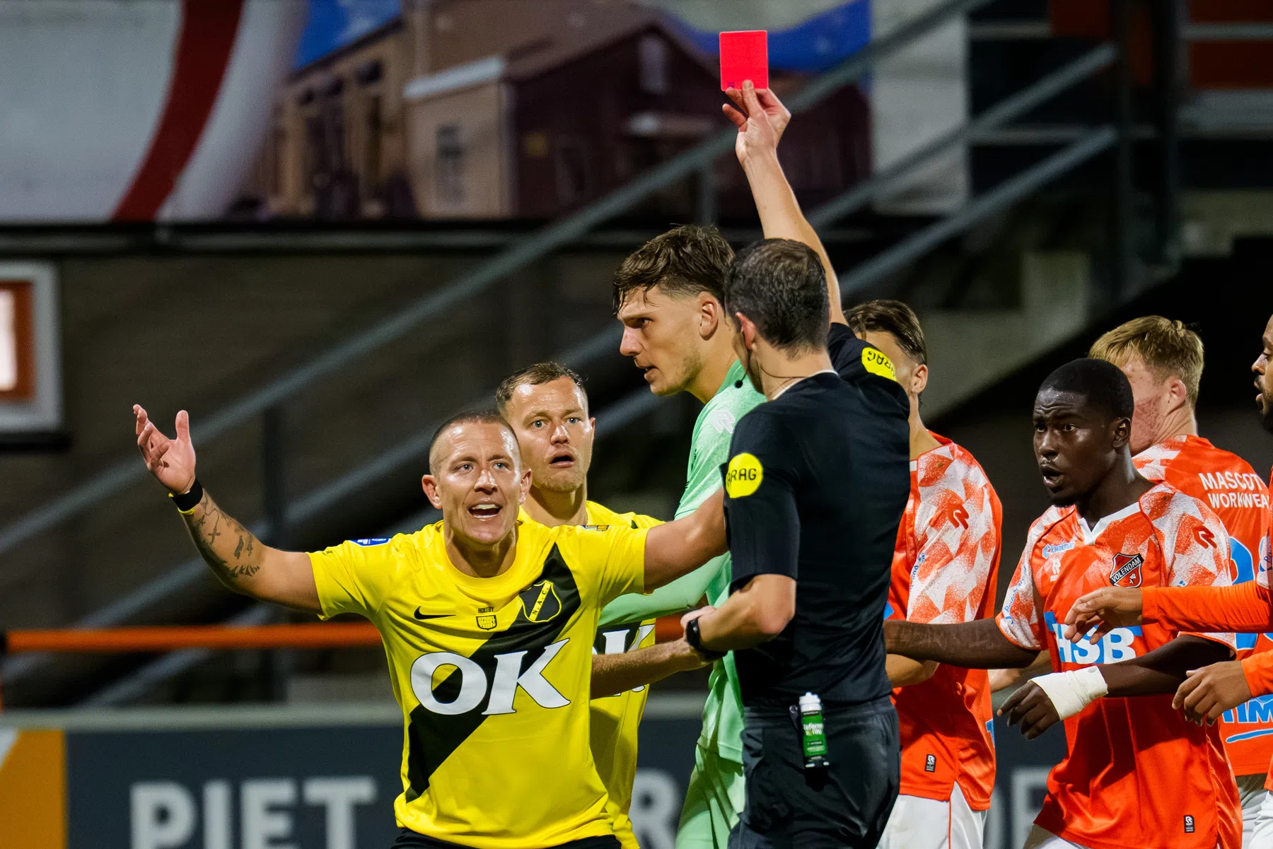 Rode kaarten doen NAC de das om in Volendam