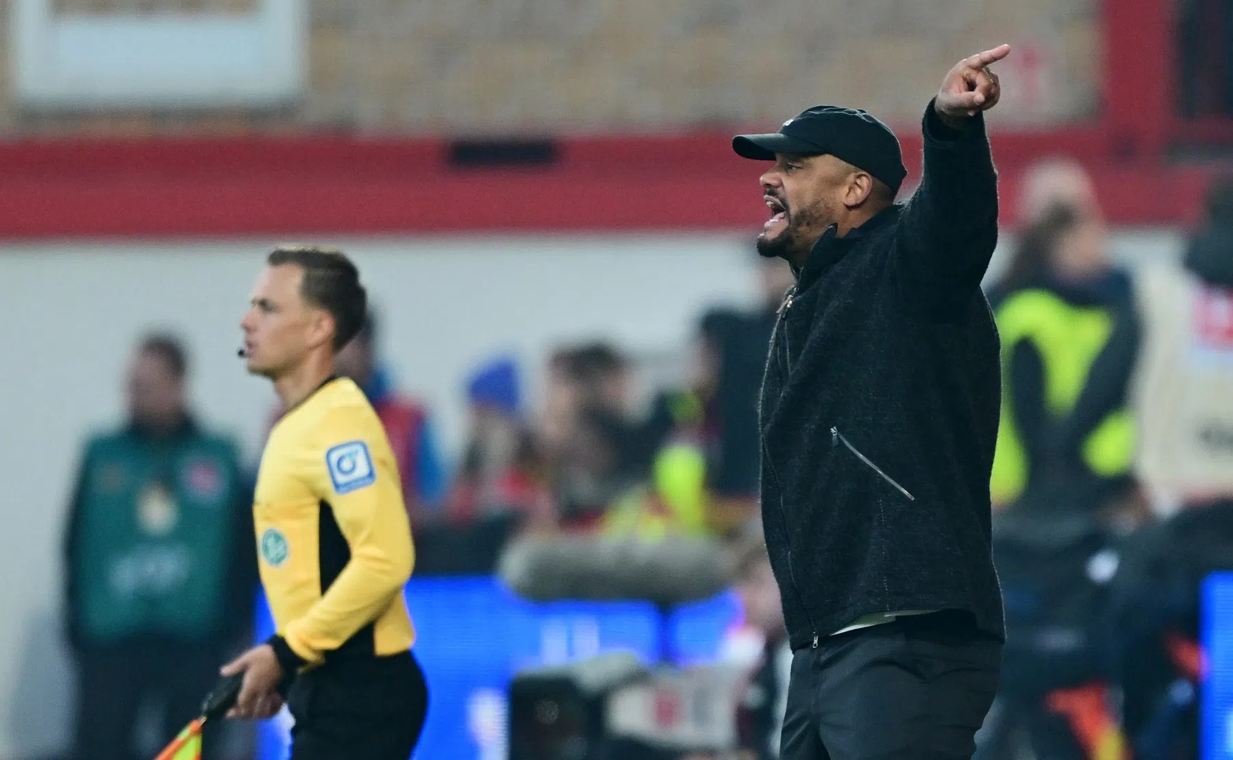 Bayern loopt door Doekhi voor het eerst averij op, Leverkusen haalt hard uit