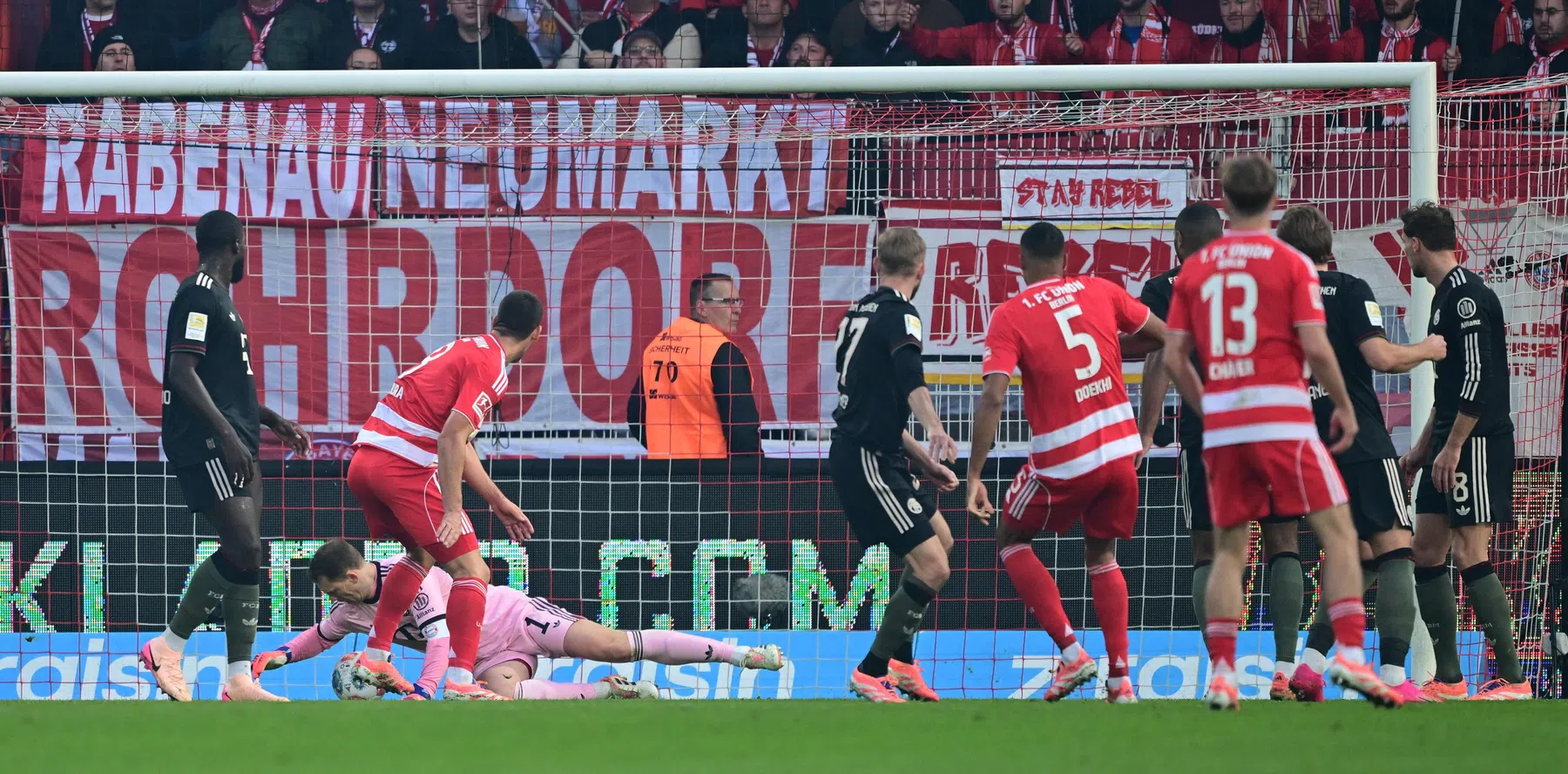 Kompany loopt record Guardiola mis, Neuer geeft fout toe bij goal Doekhi