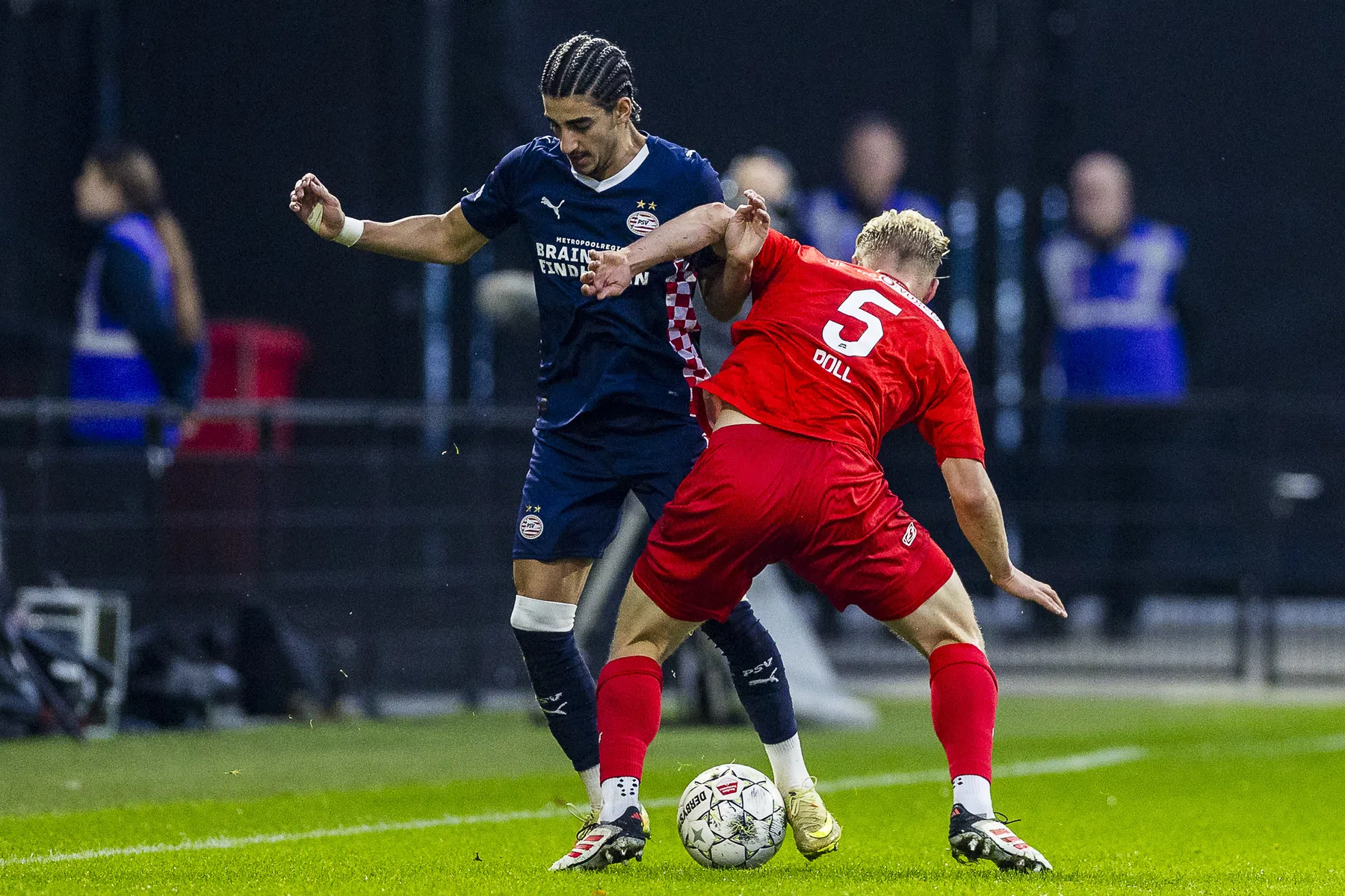 Helmond onderuit tegen Jong PSV door genante penaltymisser in slotseconden