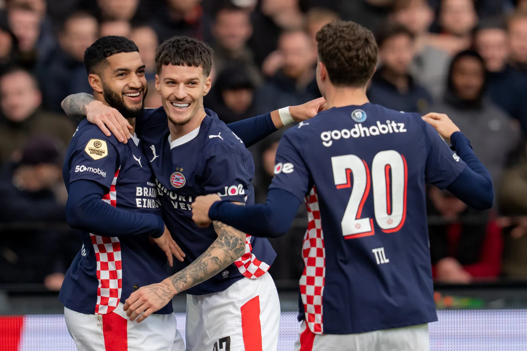 In uitduels onklopbaar PSV treft met AZ andere ploeg in vorm