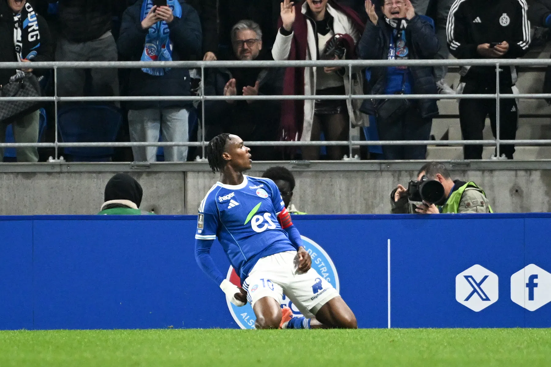 Emegha viert basisrentree met goals voor Strasbourg, rampzalige invalbeurt Verdonk