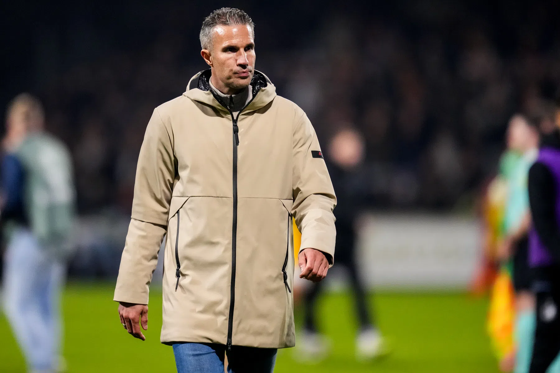 Van Persie vindt arbitrage inconsistent: 'Of allebei niet geven of allebei wel'