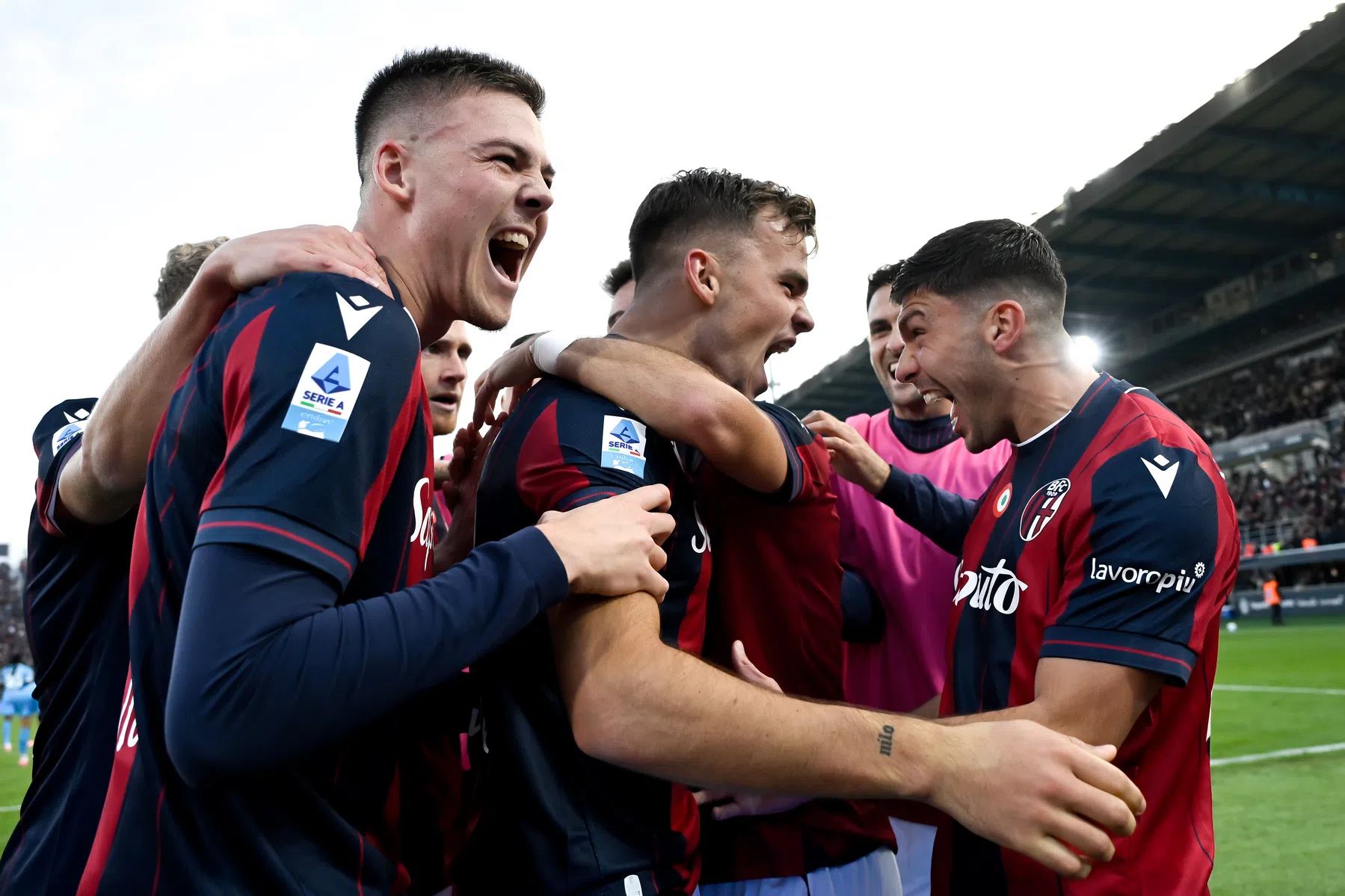 Dallinga pijnigt Napoli en brengt Bologna naar Serie A-kopgroep