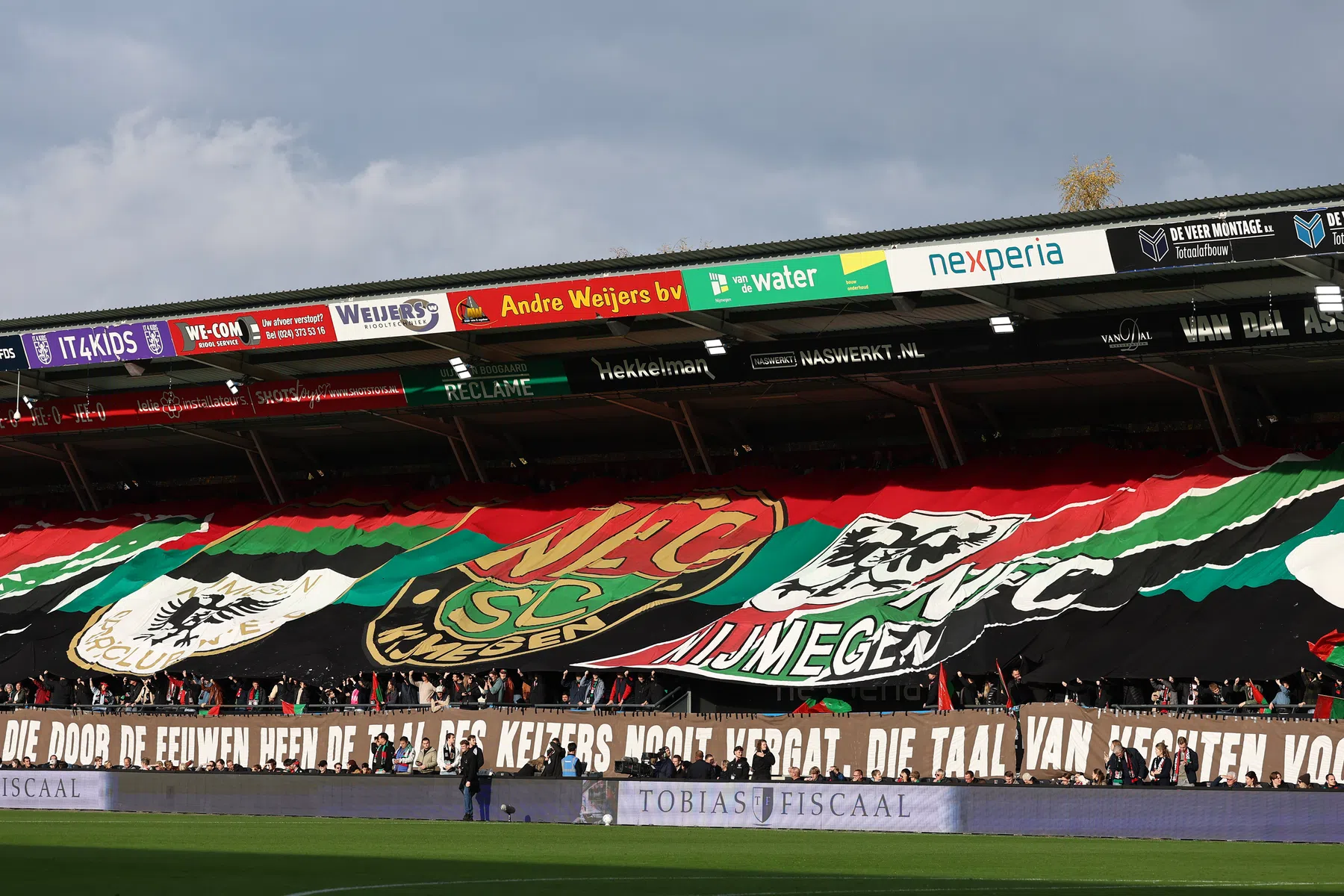 NEC viert 125-jarig bestaan met megaspandoek door het hele stadion