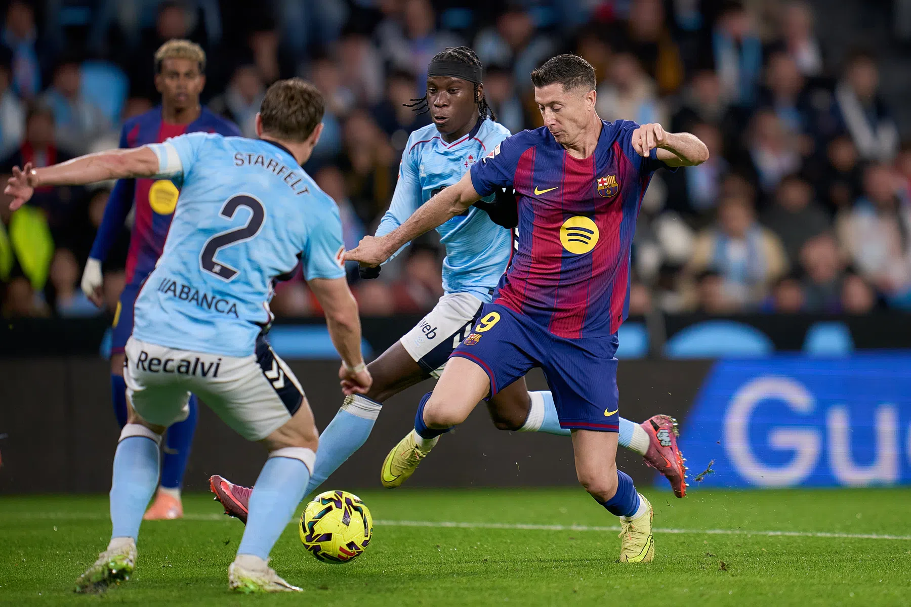 Spaanse media prijzen 'fenomenale' 'Lewa' en bespreken rode kaart De Jong