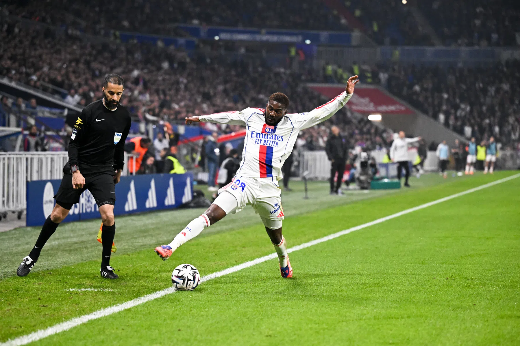 Lyon kwaad op arbitrage: 'PSG hoeft niet met zestien man te spelen'