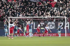 Thumbnail for article: Dit gaat continu mis bij de spelhervattingen van Ajax