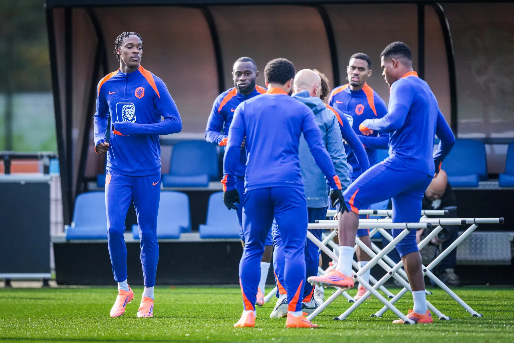 Emegha en Valente voor het eerst op het veld, Weghorst traint binnen bij Oranje