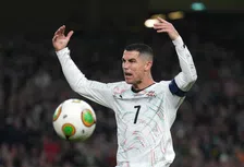 Thumbnail for article: Ronaldo krijgt rood voor elleboog na tussenkomst Van Boekel