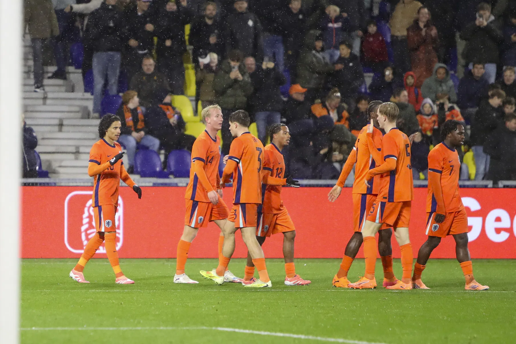 Jong Oranje boekt ondanks rode kaart broodnodige zege in EK-voorronde