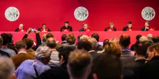 Thumbnail for article: Ajax kraakt eigen bestuursmodel: 'Op dit moment is het onvoldoende'