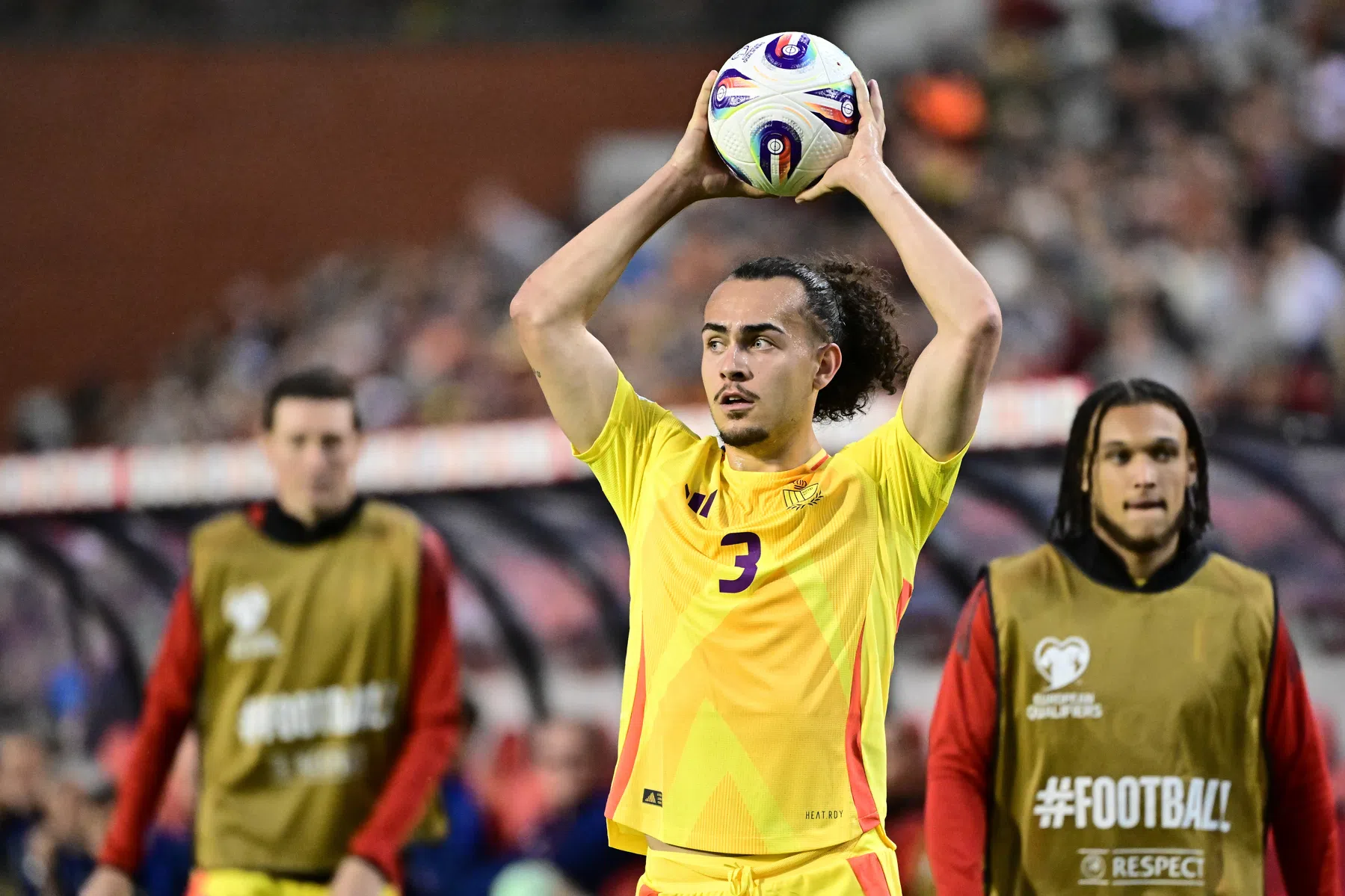 Belgische pers fileert 'Sinterklaas spelende' verdediger: 'Om boos van te worden'