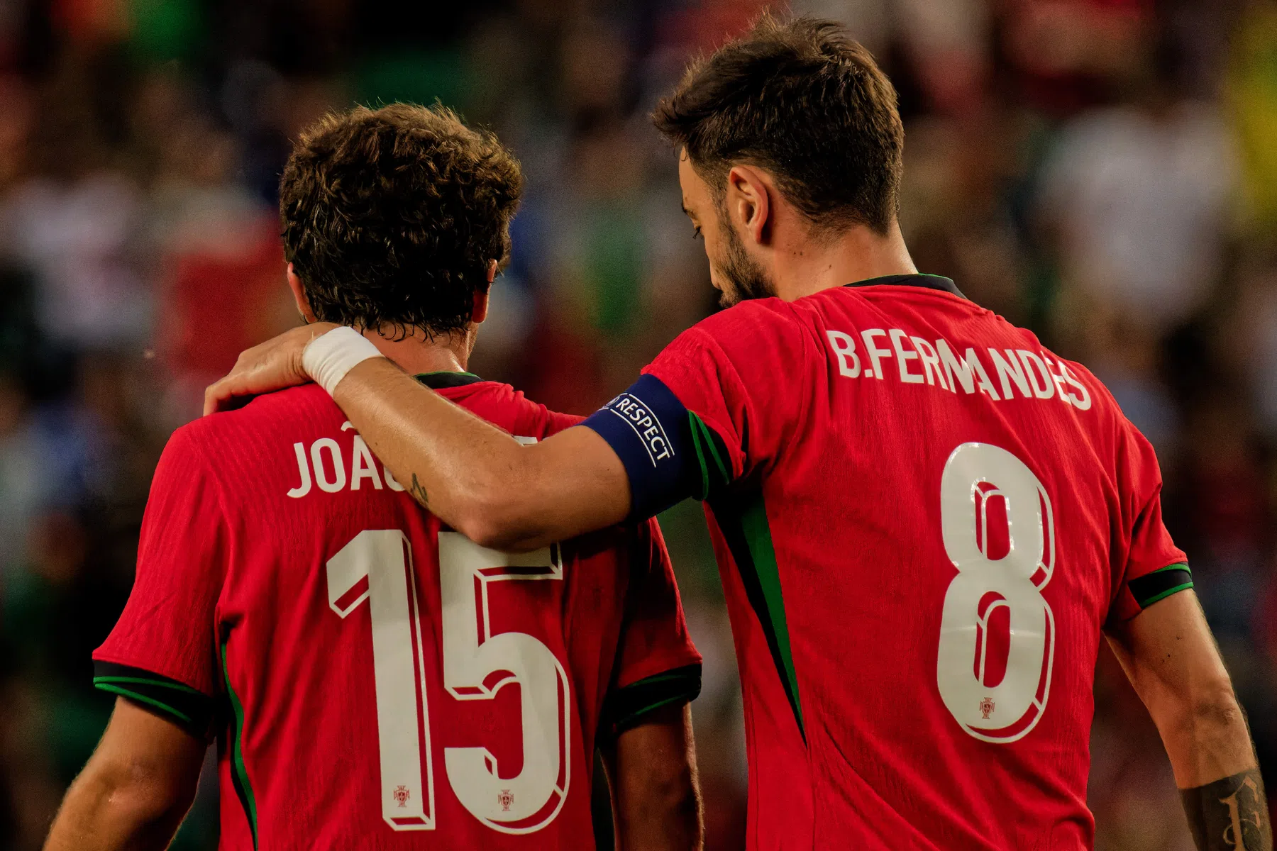 Fernandes dwong Neves bij 'fenomenale' vrije trap, Ronaldo laat van zich horen