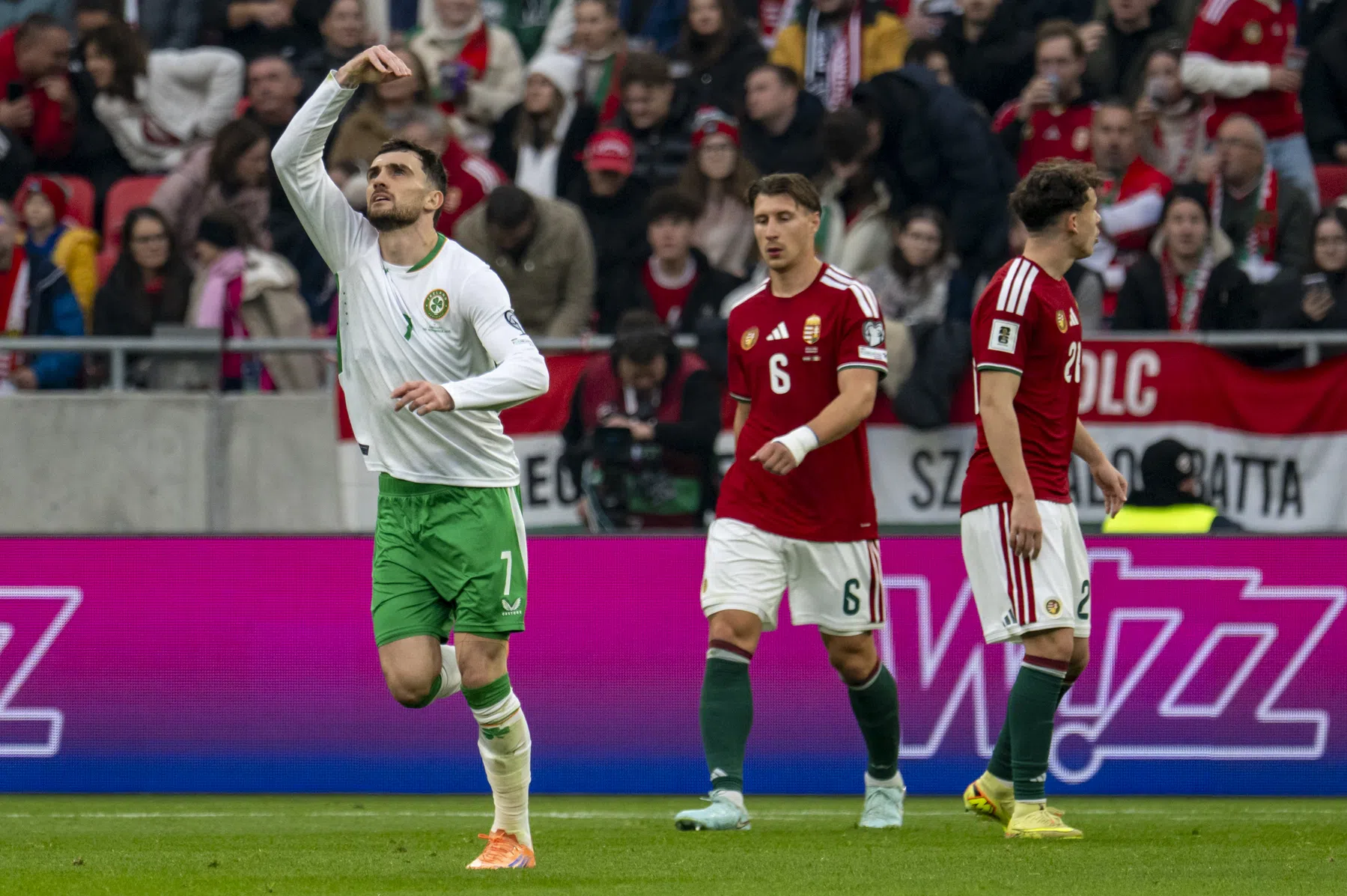 Parrott schiet Ierland met hattrick naar WK-play-offs, monsterzege Portugal
