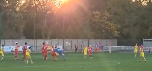 Amateurdoelman scoort met omhaal en pakt strafschoppen in Coupe de France