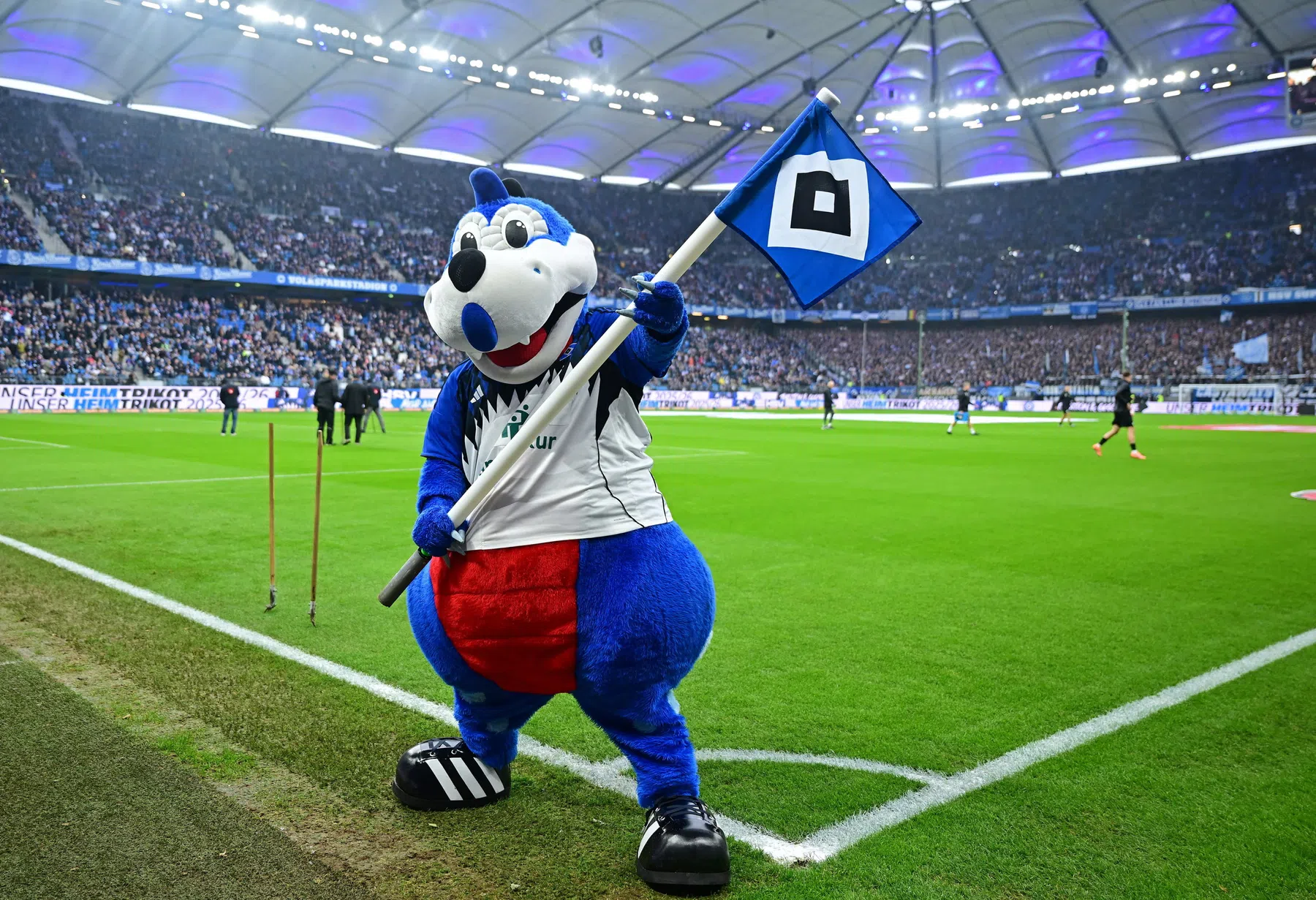 HSV-mascotte valt op tijdens penaltyserie met bijzondere afleidingsmanoeuvre