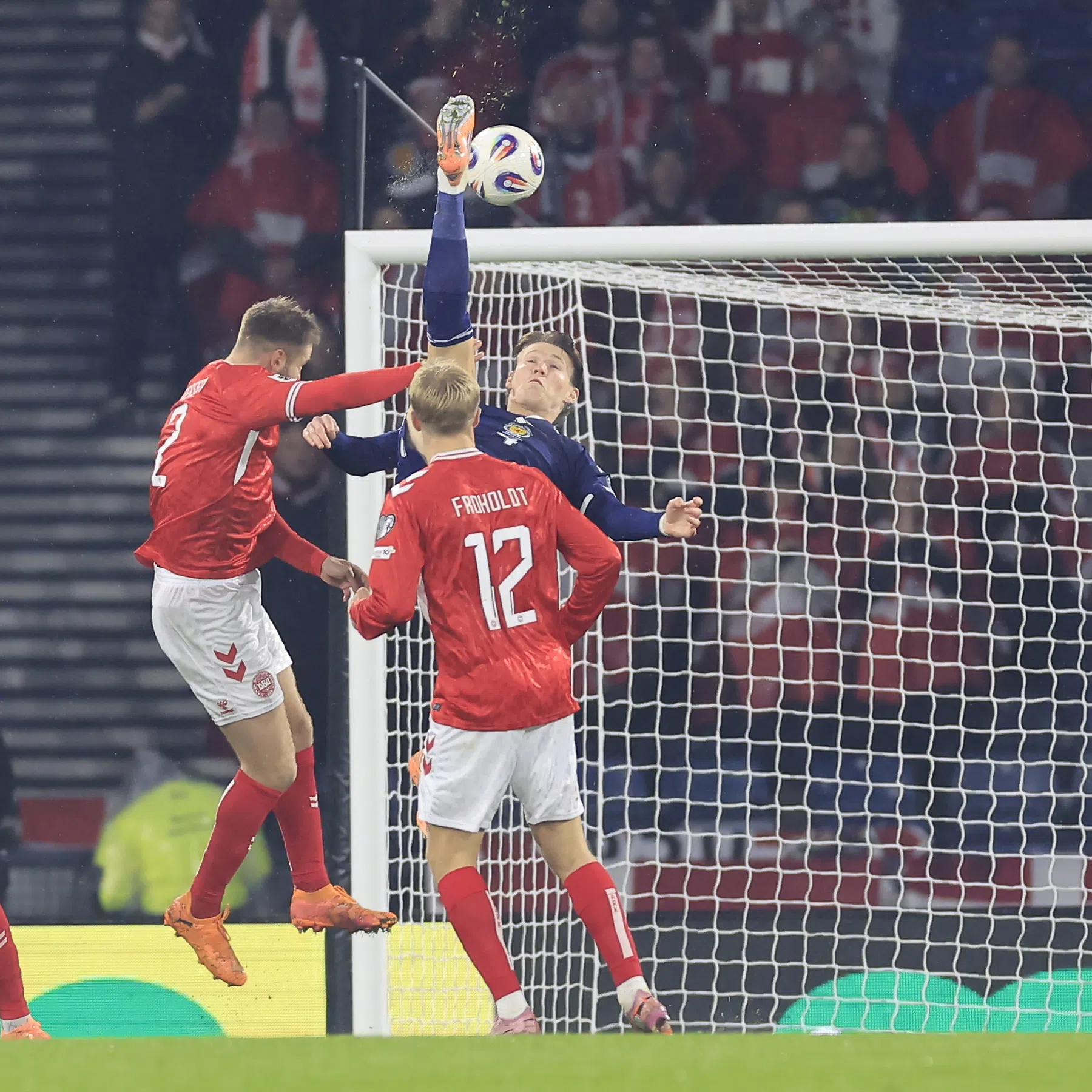 Waanzinnig: McTominay opent de score met weergaloze omhaal