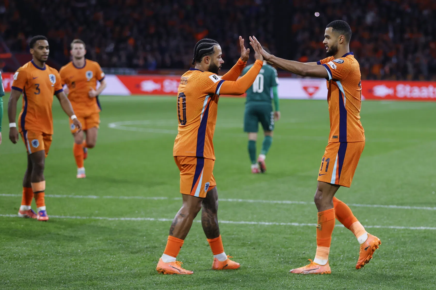 Gakpo prijst Depay na afgeven strafschop: 'Memphis is nummer één'