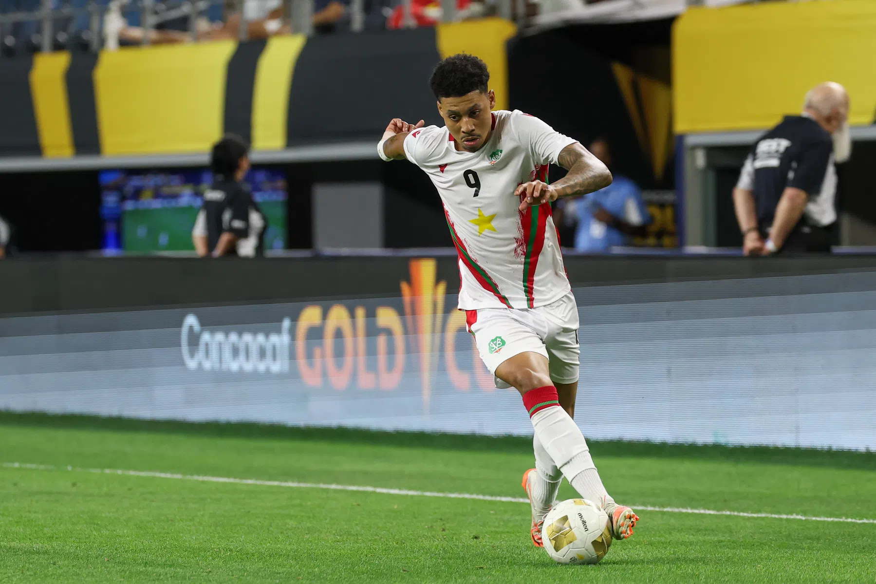 Suriname ontsnapt en heeft in elk geval de play-offs nog