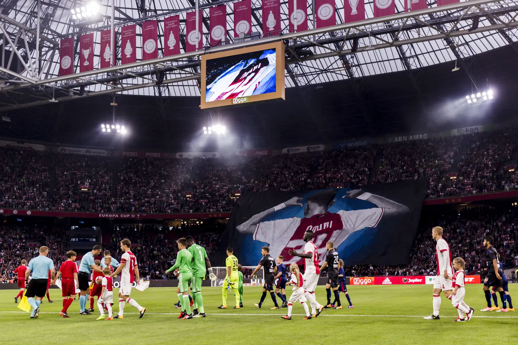 Ajax - Excelsior in het teken van Nouri: 'Nog steeds dezelfde humor en grappen'
