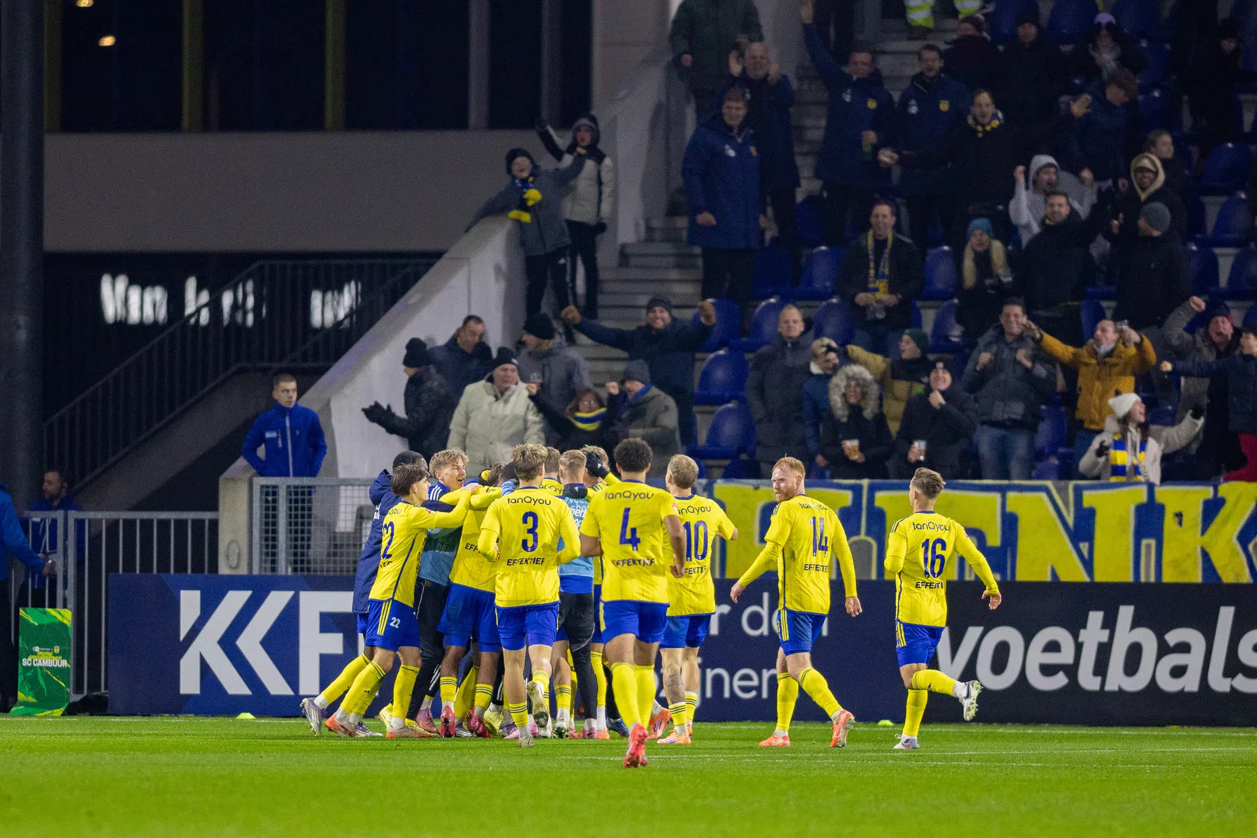 Cambuur wint door vuurwerk ontsierde topper en bezorgt ADO eerste nederlaag