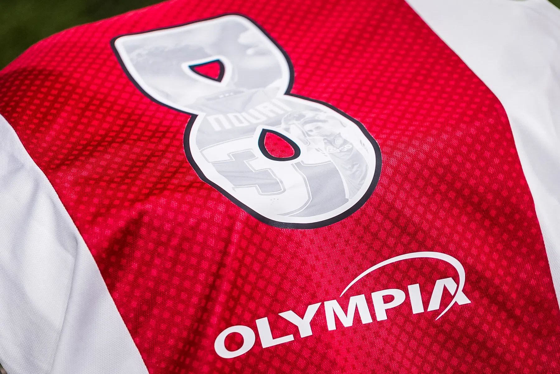 Nouri Foundation haalt fraai bedrag op met gedragen Ajax-shirts
