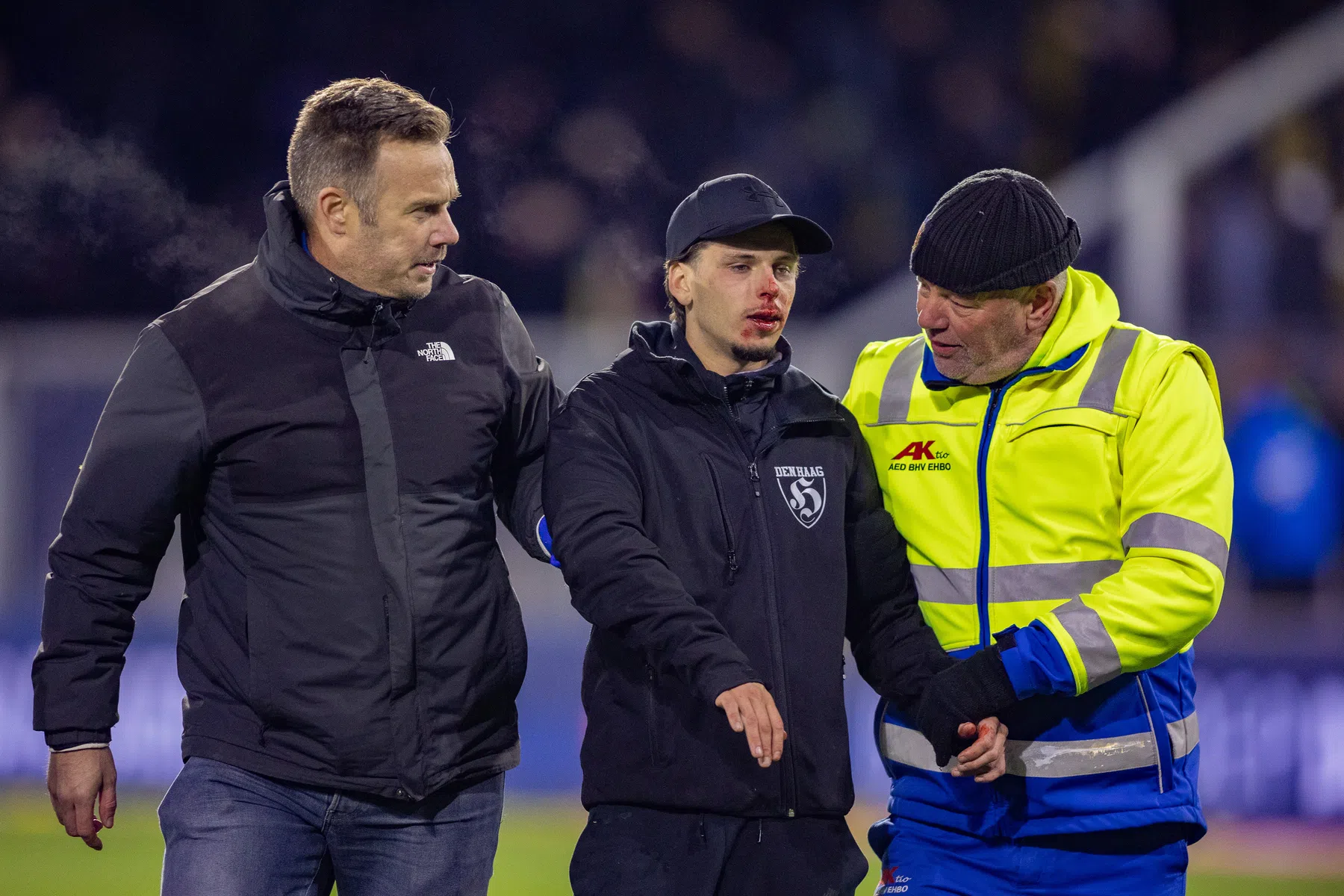 Woedende Vlak fileert rellende ADO-aanhang, Peter houdt zich op de vlakte