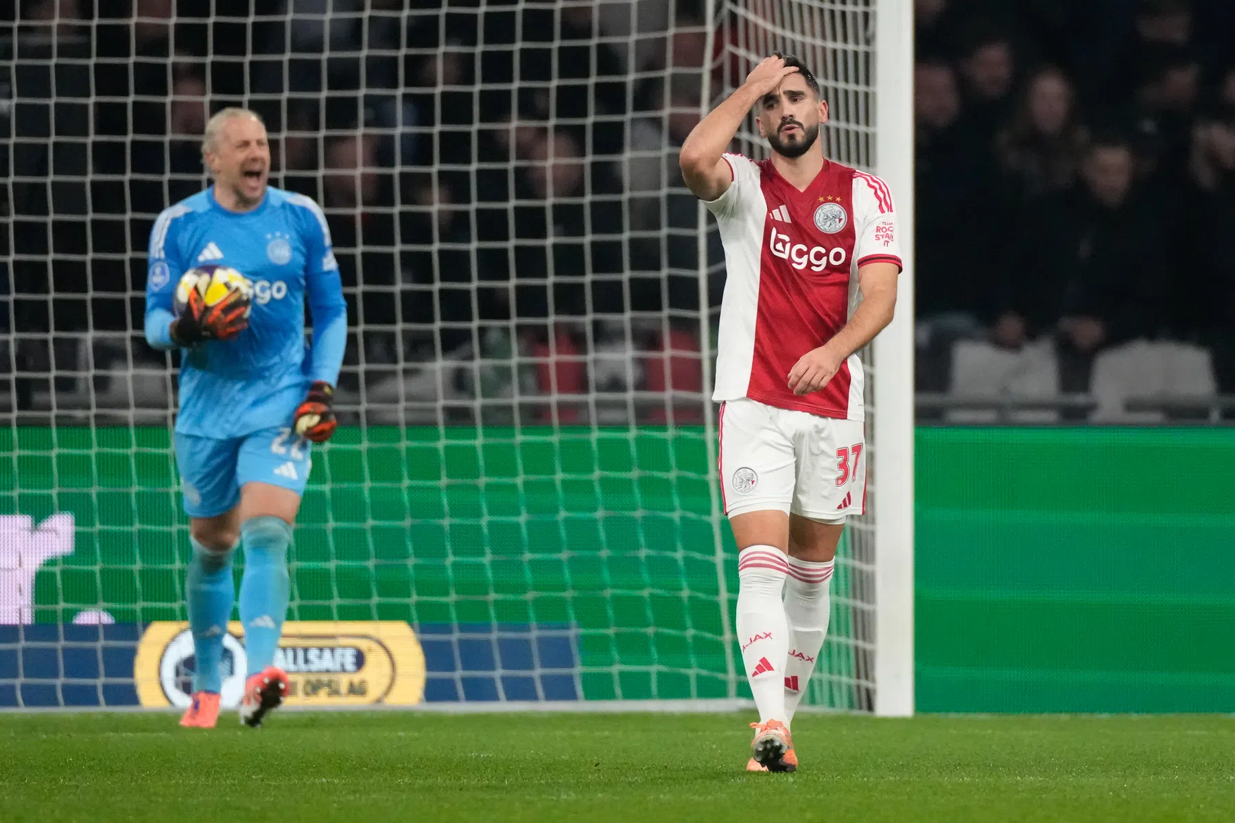 Crisis bij Ajax zwelt verder aan na historisch verlies tegen Excelsior