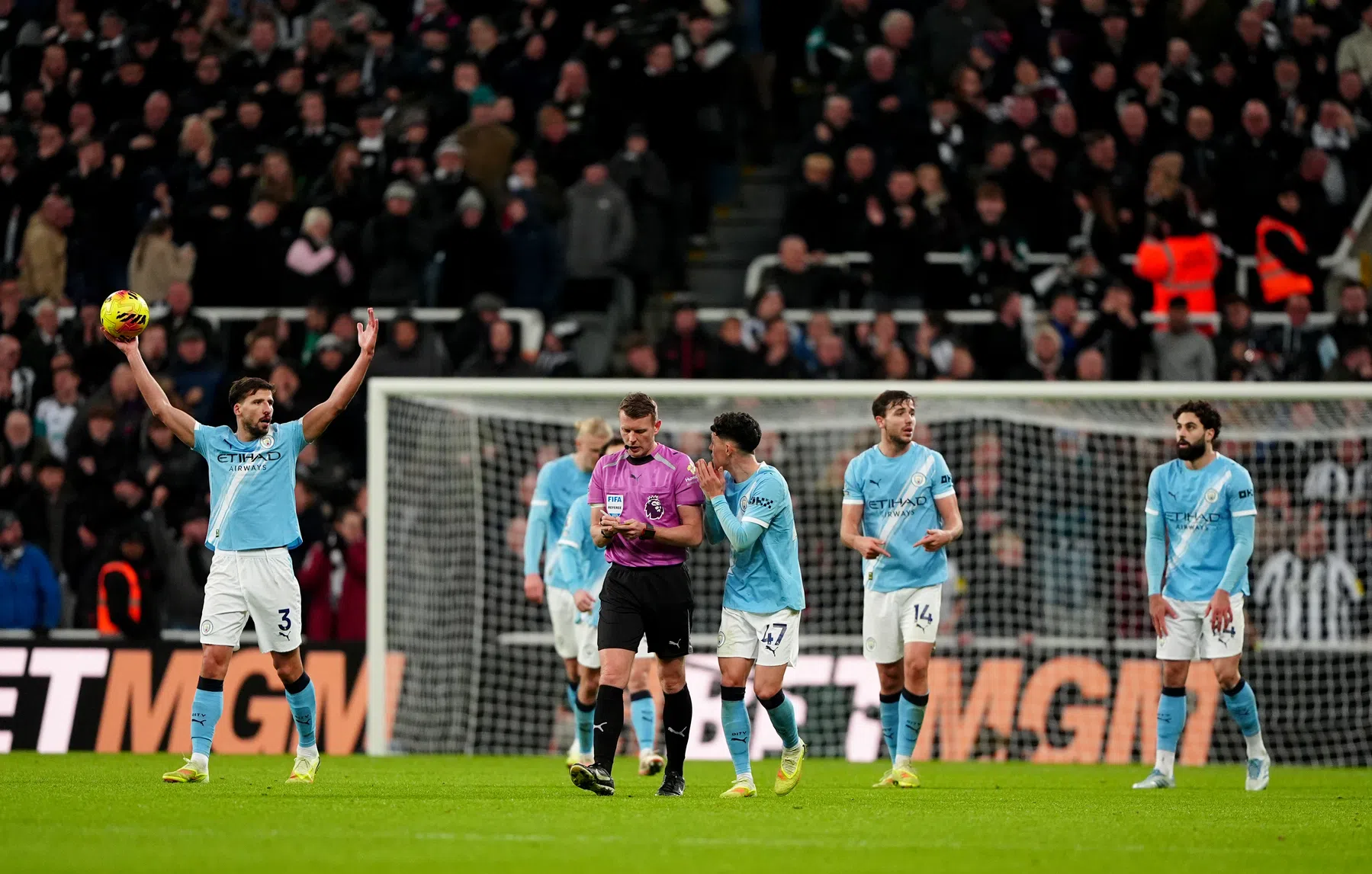 Man City verslikt zich in Newcastle en geeft Arsenal kans op topweekend