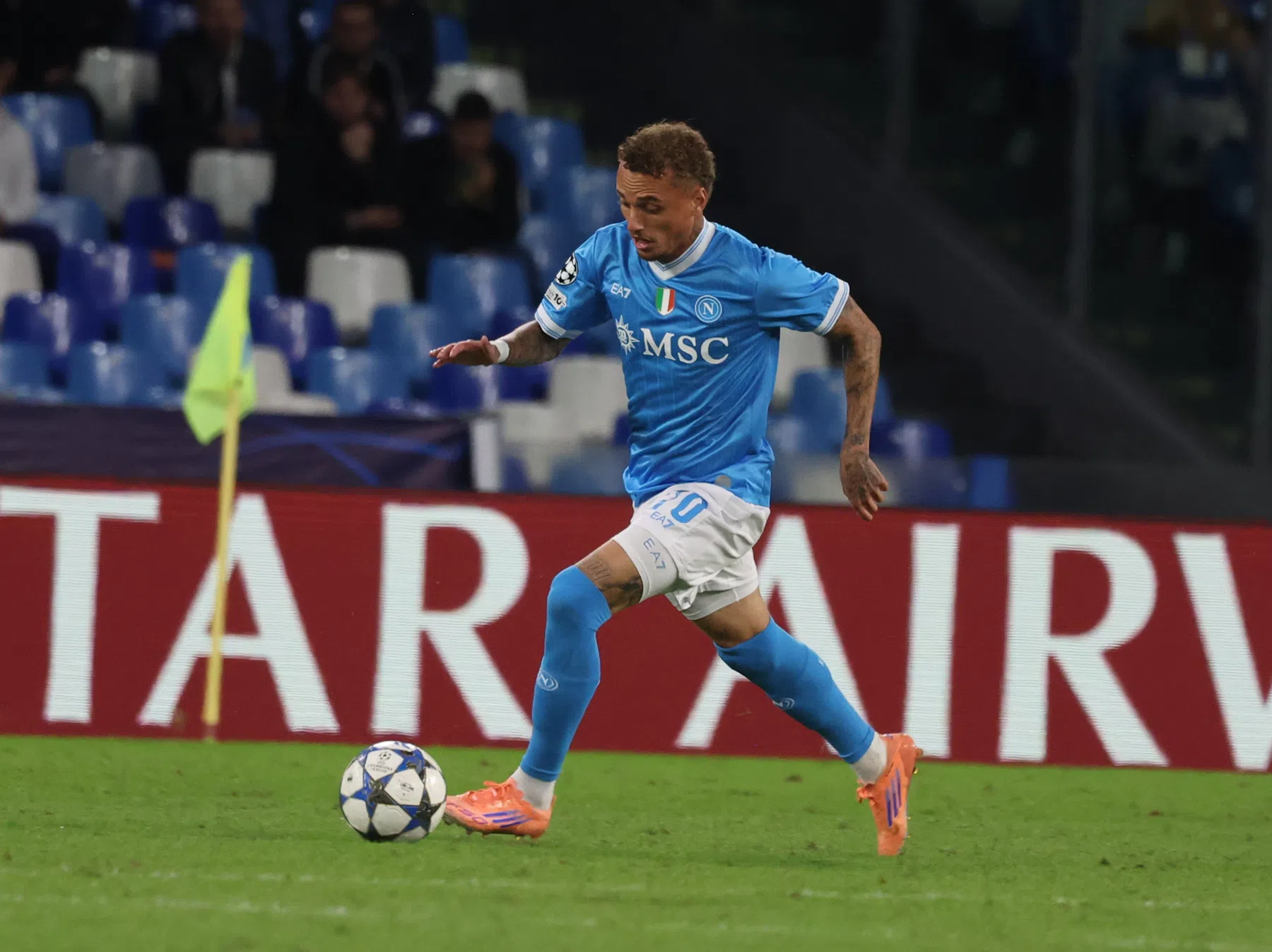 Primeur Lang en swingende Neres bezorgen Napoli zorgeloze zege