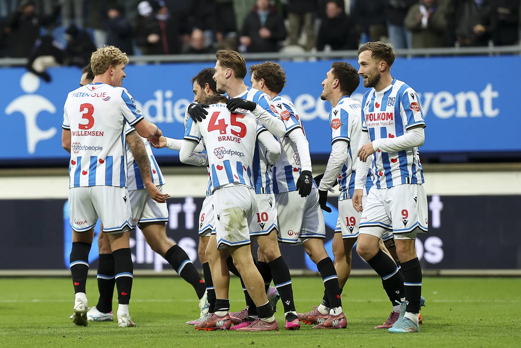 Oppermachtig Heerenveen overklast AZ in ijskoud Friesland
