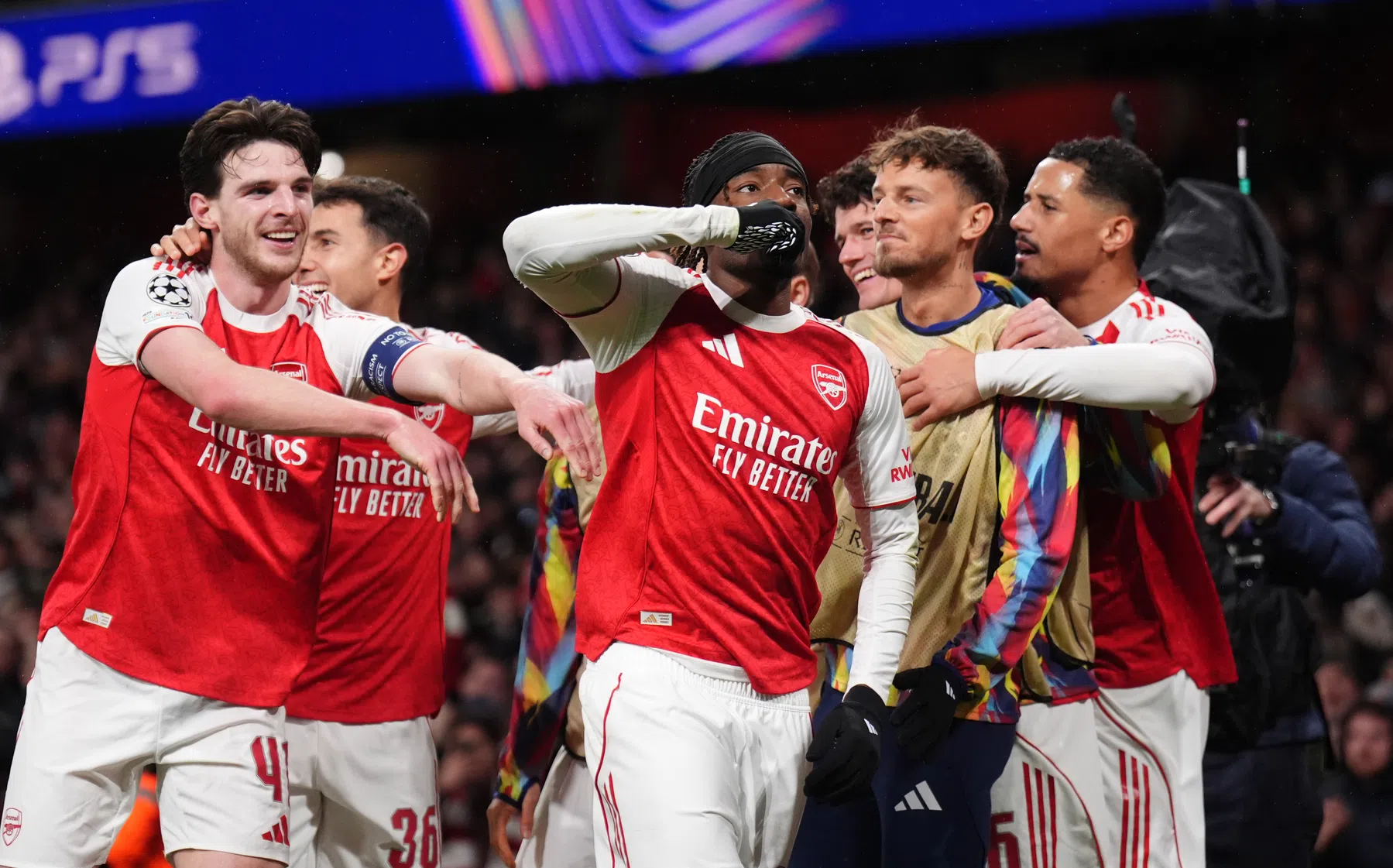 Oppermachtig Arsenal klopt ook Bayern: hoofdrollen Timber en Madueke
