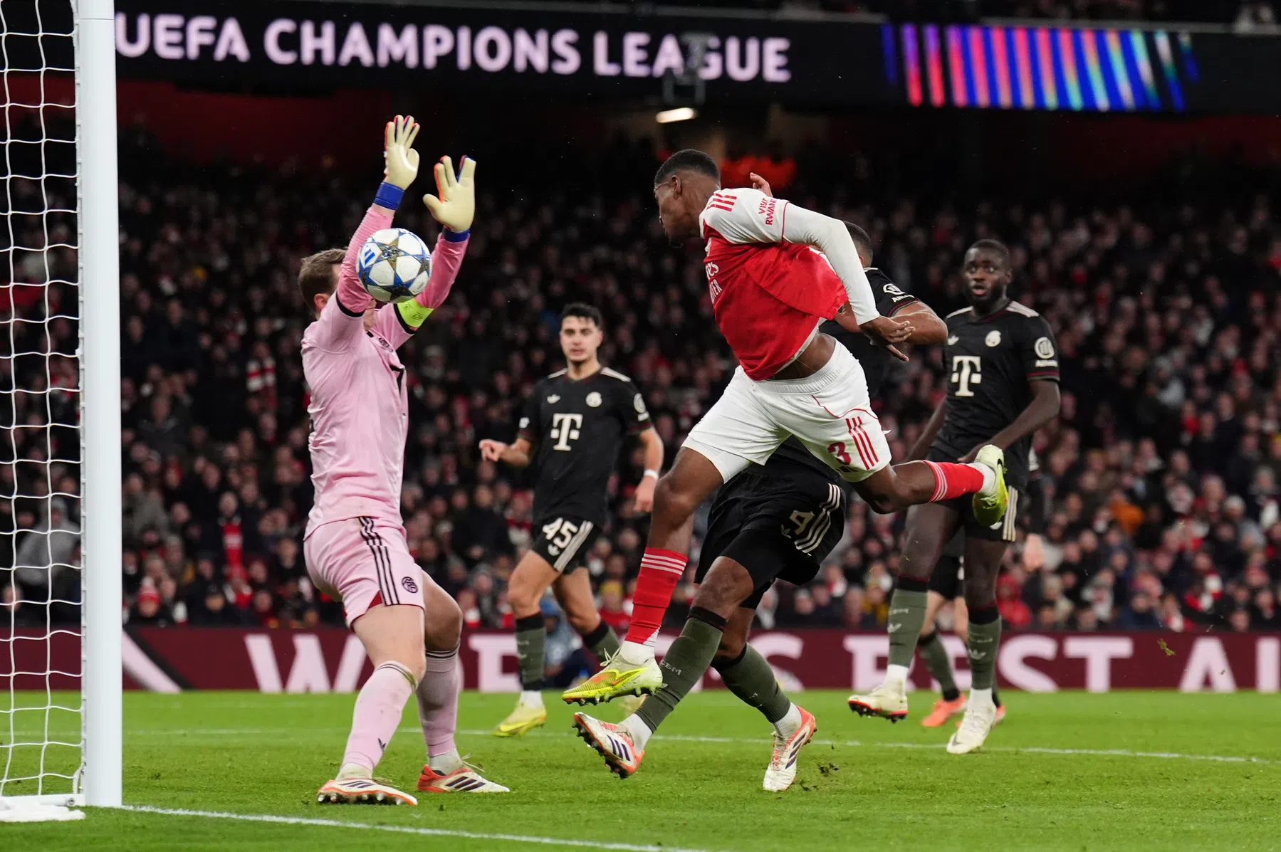 Blik op Neuer na Bayern-verlies: 'Zijn optreden was een ramp'