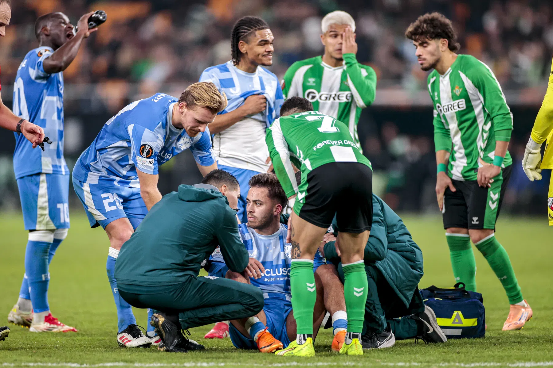 Jans geeft update over hoofdblessure El Karouani: 'Het was niet goed'