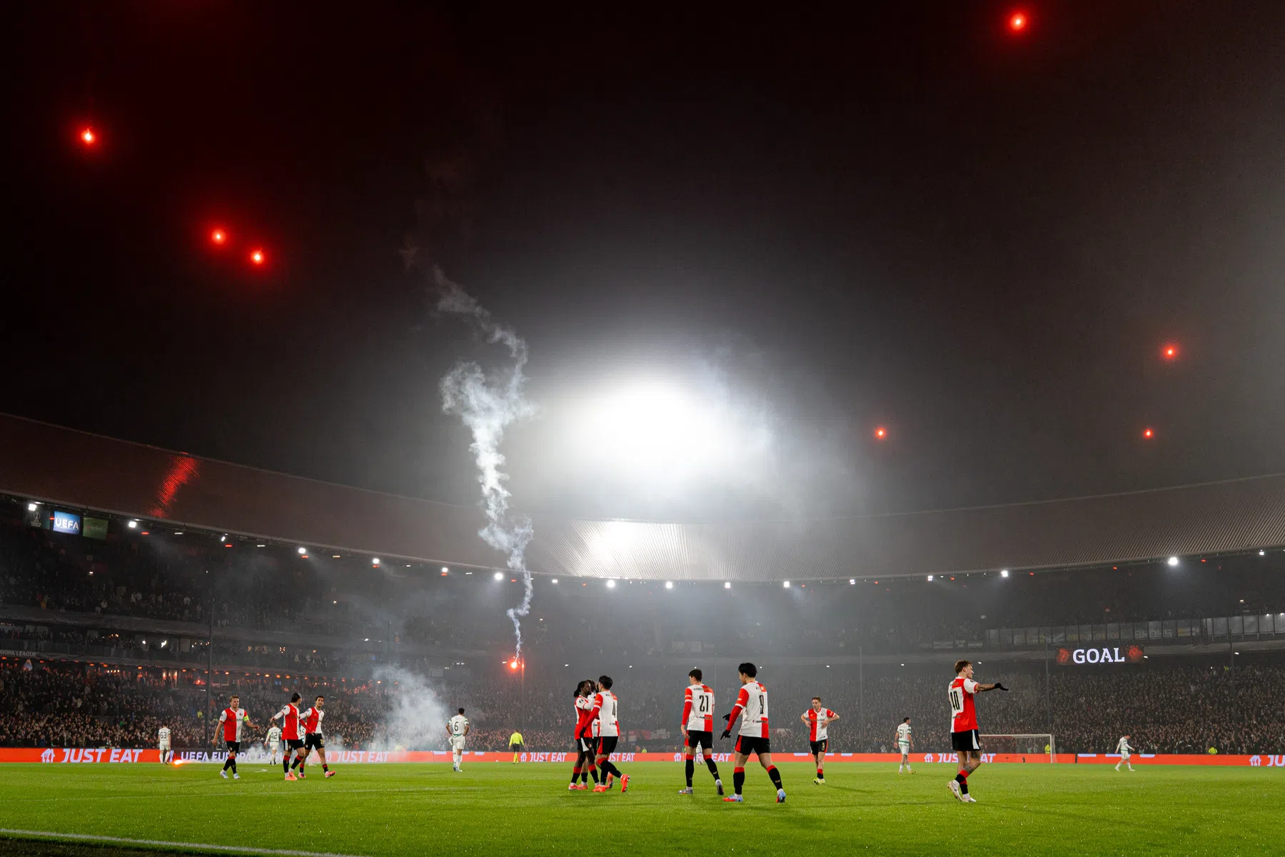 Schotse media verbaasd over vuurwerk in De Kuip: 'Ze doen het gewoon weer'