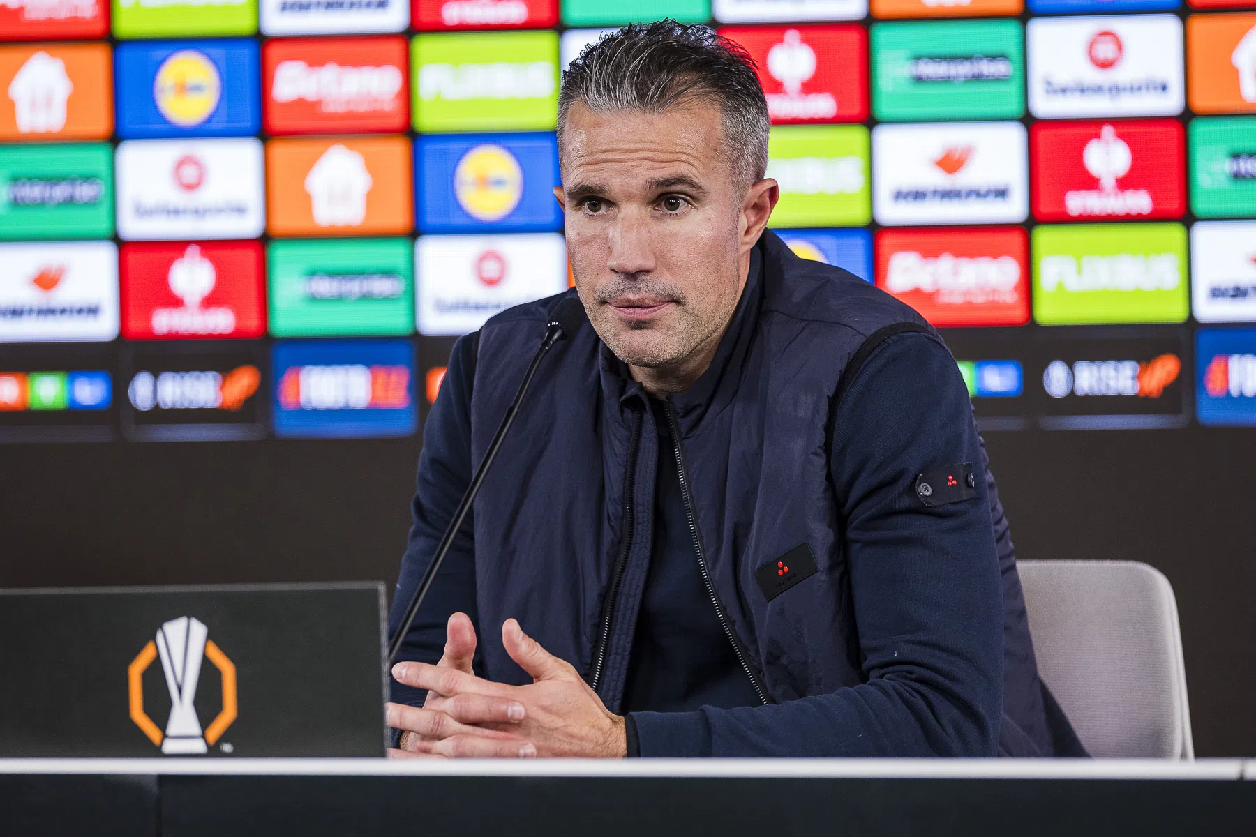 Van Persie kiest voor nieuwe back en middenvelder tegen Celtic