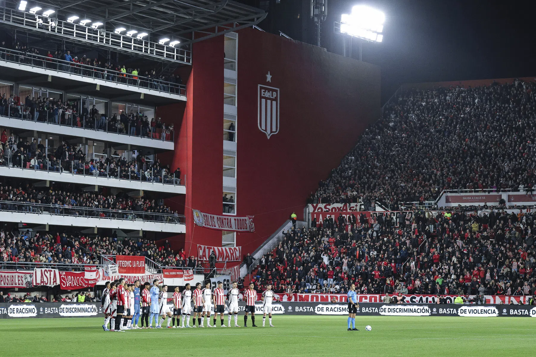 Omgekeerde erehaag komt Estudiantes-president Veron en spelers duur te staan