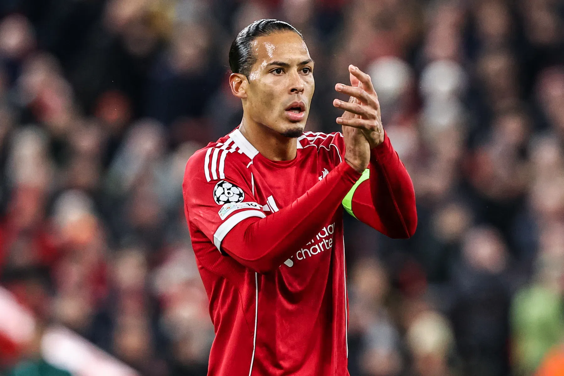 Van Dijk vraagt steun van Liverpool-fans: 'Hebben elkaar harder dan ooit nodig'