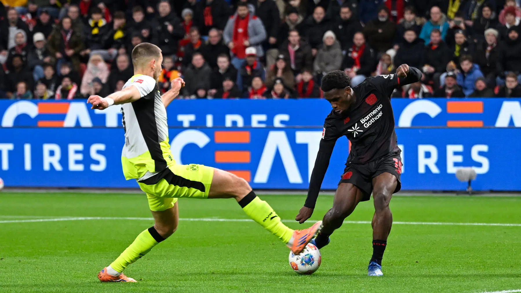 Pas op de plaats voor Flekken, Poku en Tillman: Dortmund wipt over Leverkusen heen